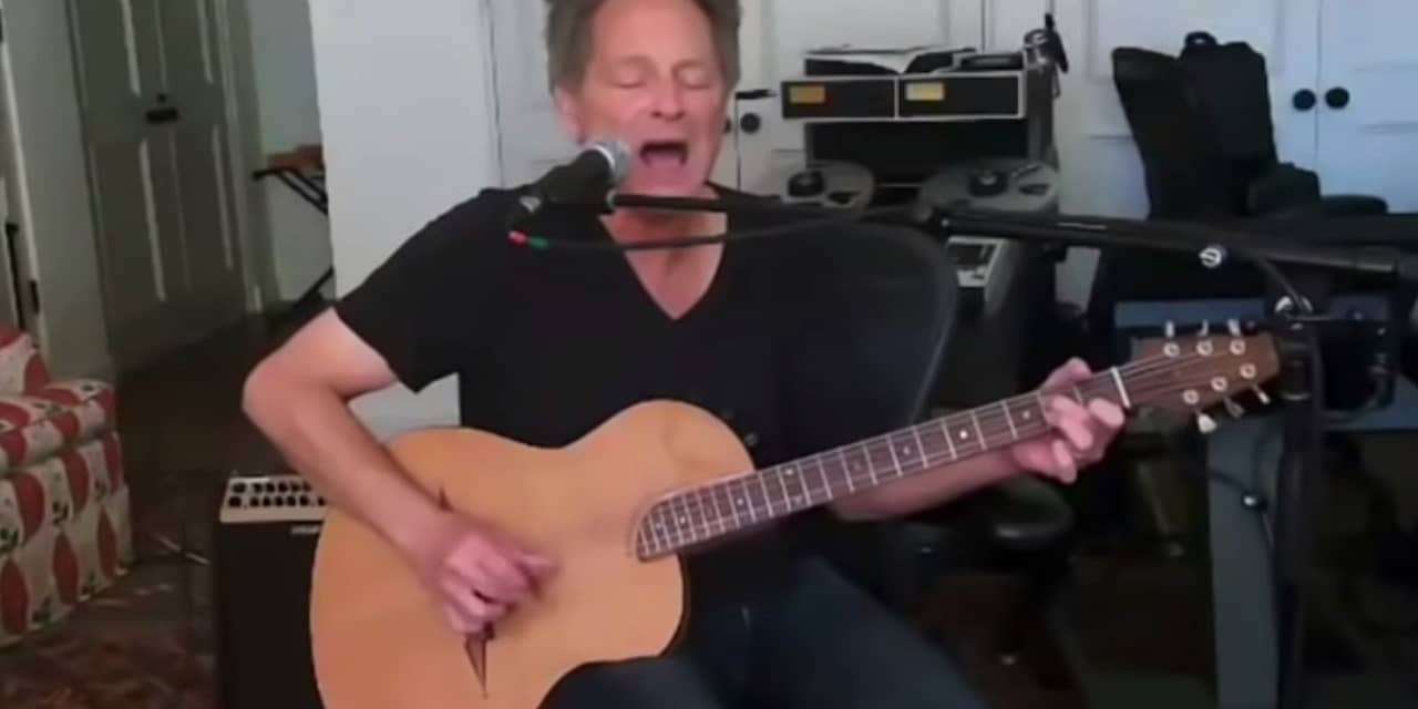 Lindsey Buckingham Sings for the First Time Since Heart Surgery