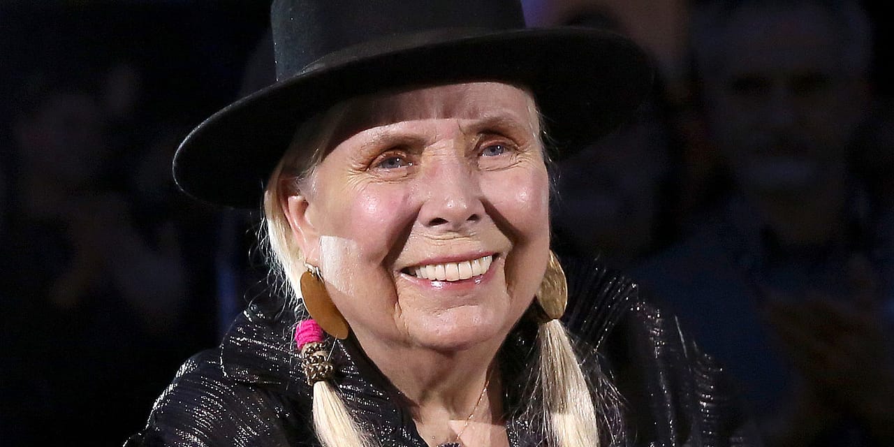 Joni Mitchell ‘Still Struggling’ to Walk