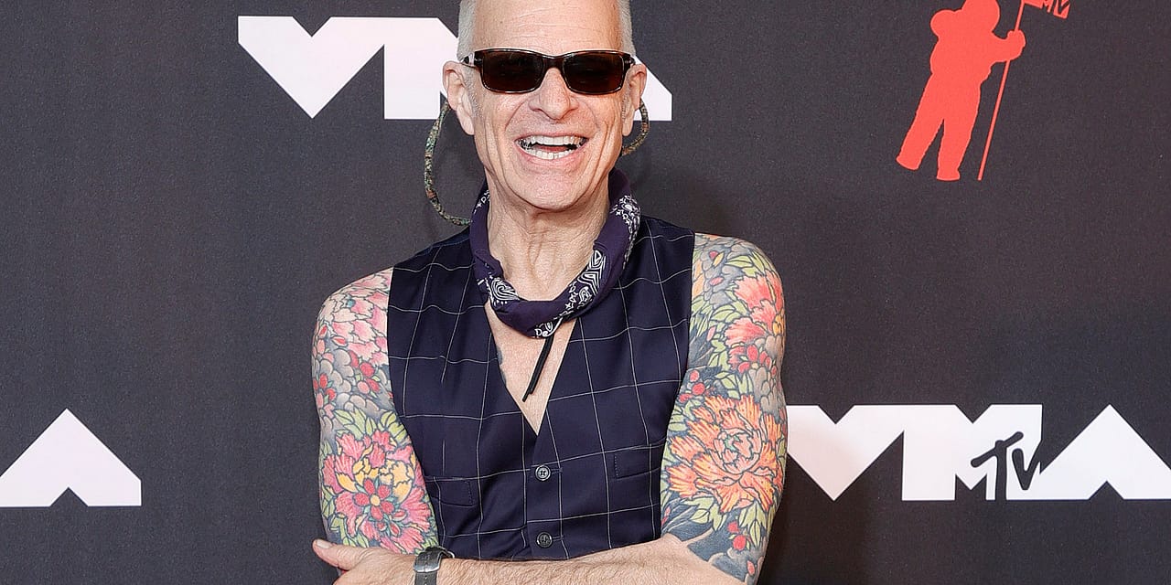 David Lee Roth Honors Eddie Van Halen on the VMA Red Carpet