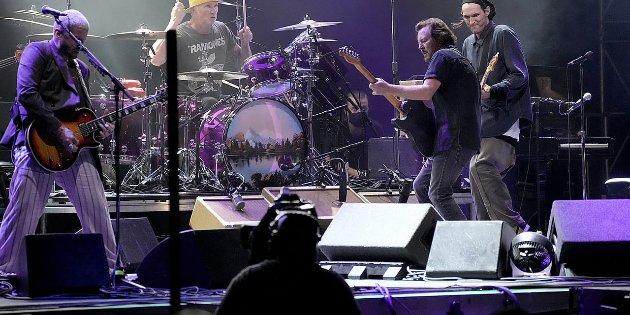 Eddie Vedder Covers R.E.M., Prince with Impromptu Band