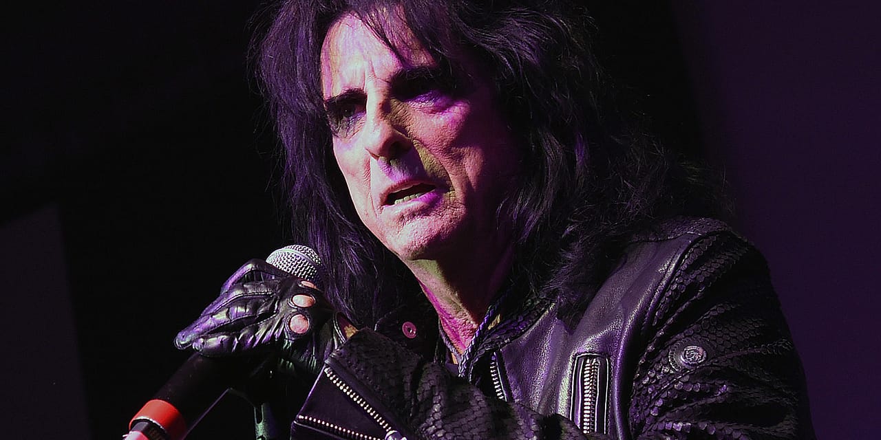 Alice Cooper Used to Cry When He Looked at Stage Costume