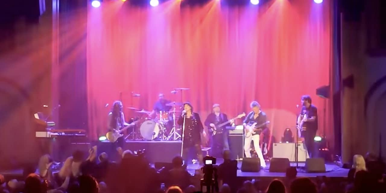 See Ann Wilson Perform With Original Heart Guitarist Roger Fisher