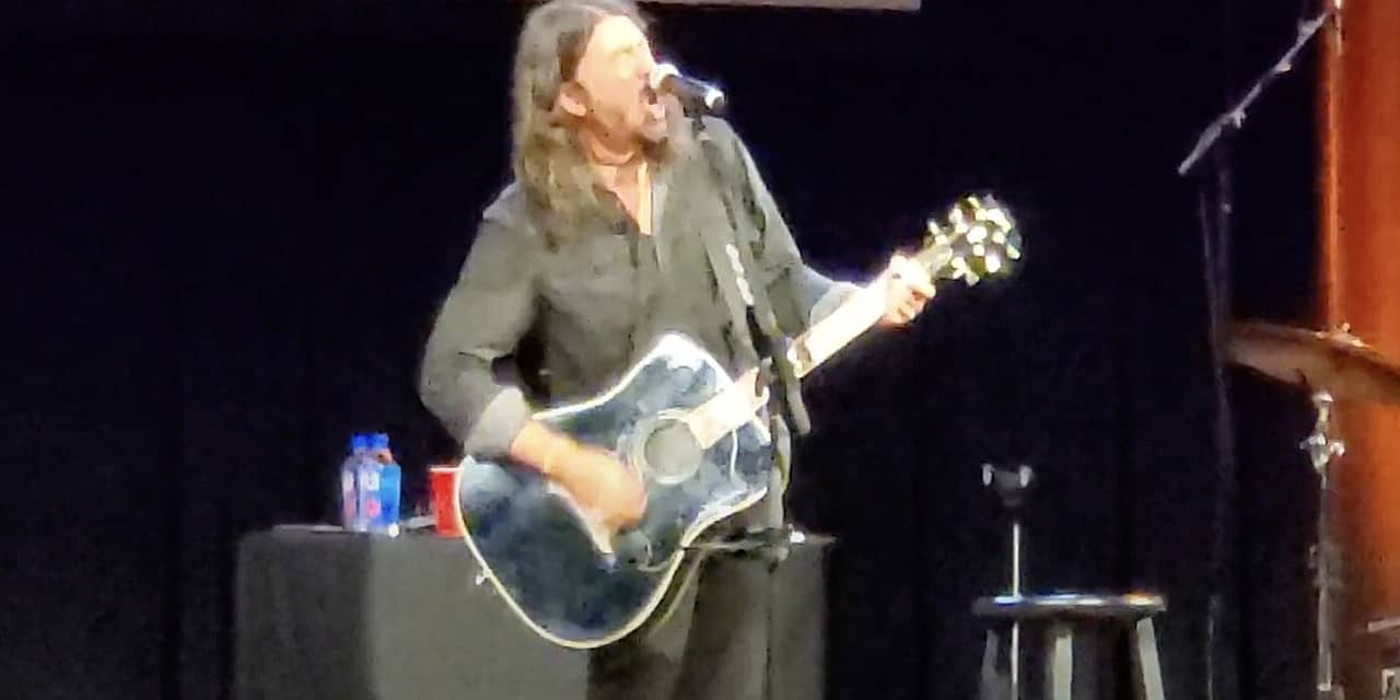 Watch Dave Grohl Play Nirvana and Foo Fighters Hits at Book Event